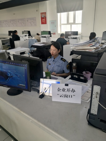 新巴尔虎左旗市场监督管理局 设立“云窗口”，远程服务添便利，管理壹马市场
